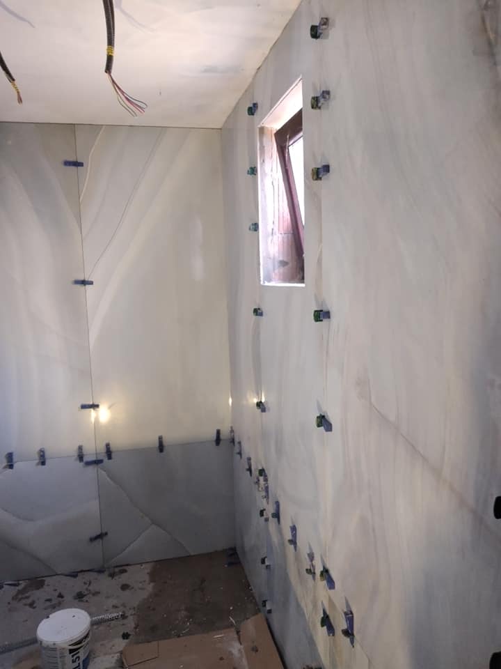 Montaj faianță albă baie cu sistem nivelare