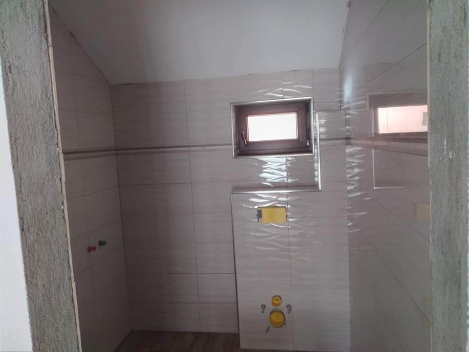 Baie finisata cu faianță și instalare WC