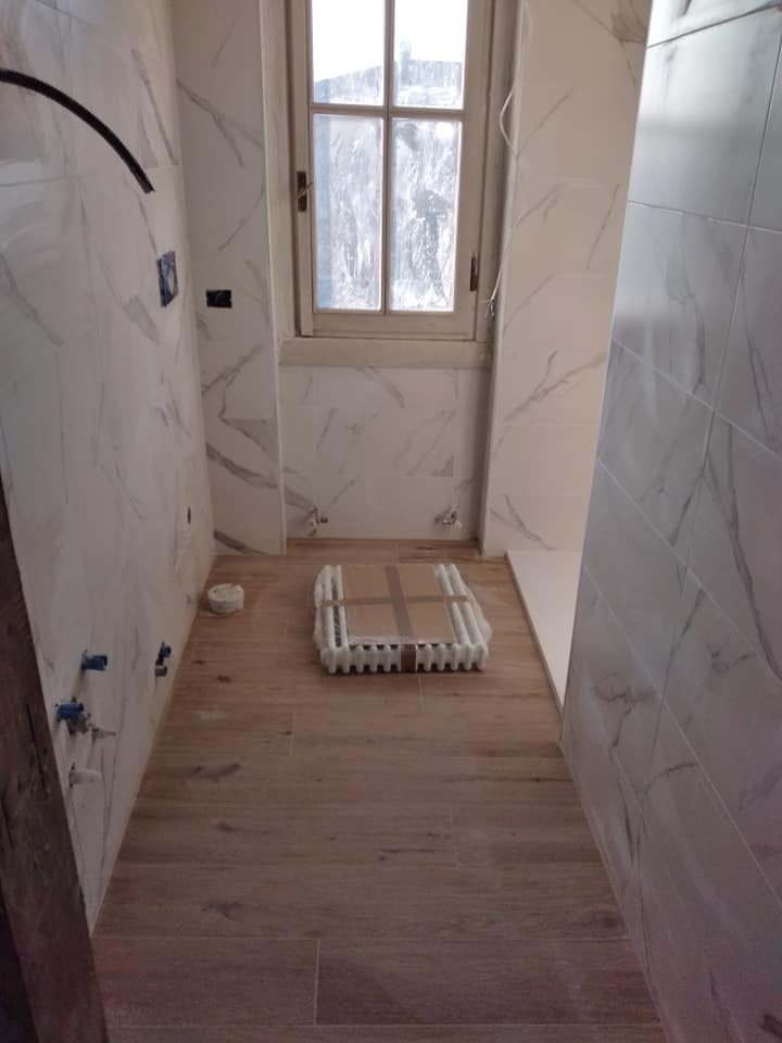 Baie cu faianță marmură albă și gresie lemn