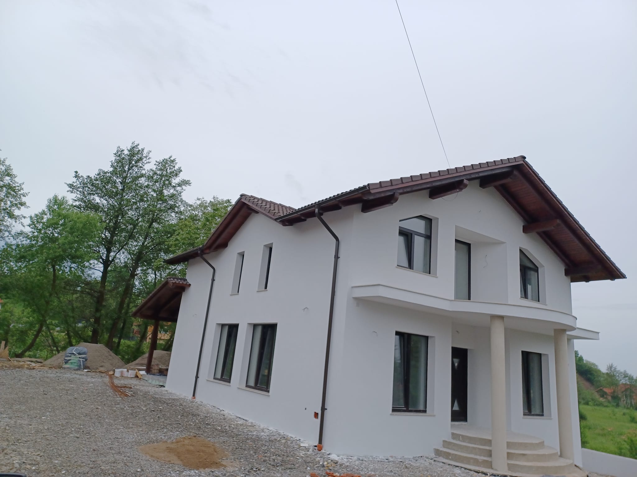 Casă finisata cu tencuială albă - Bavio Finisaje Negrești-Oaș