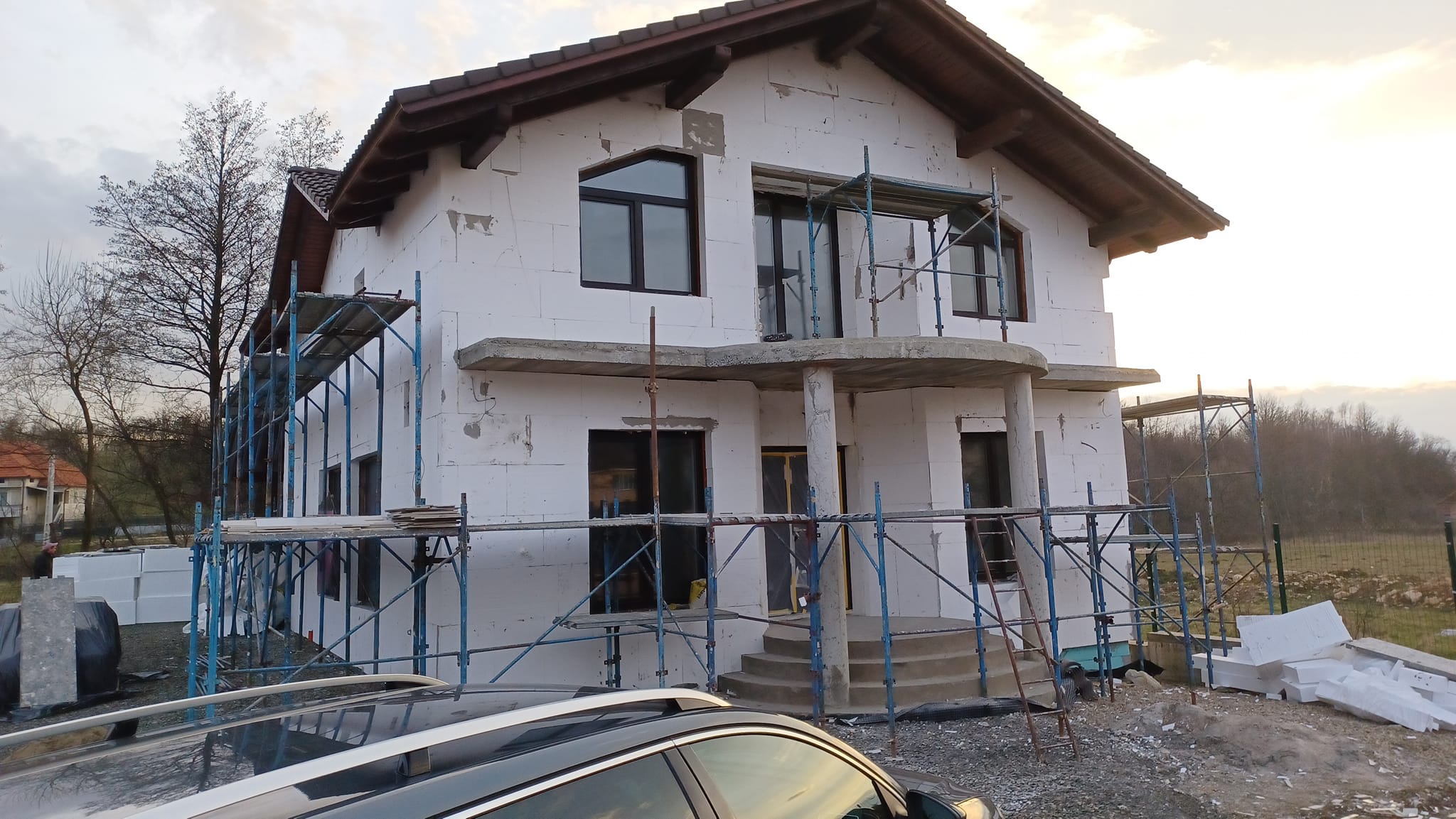 Casă cu izolație termică și schele