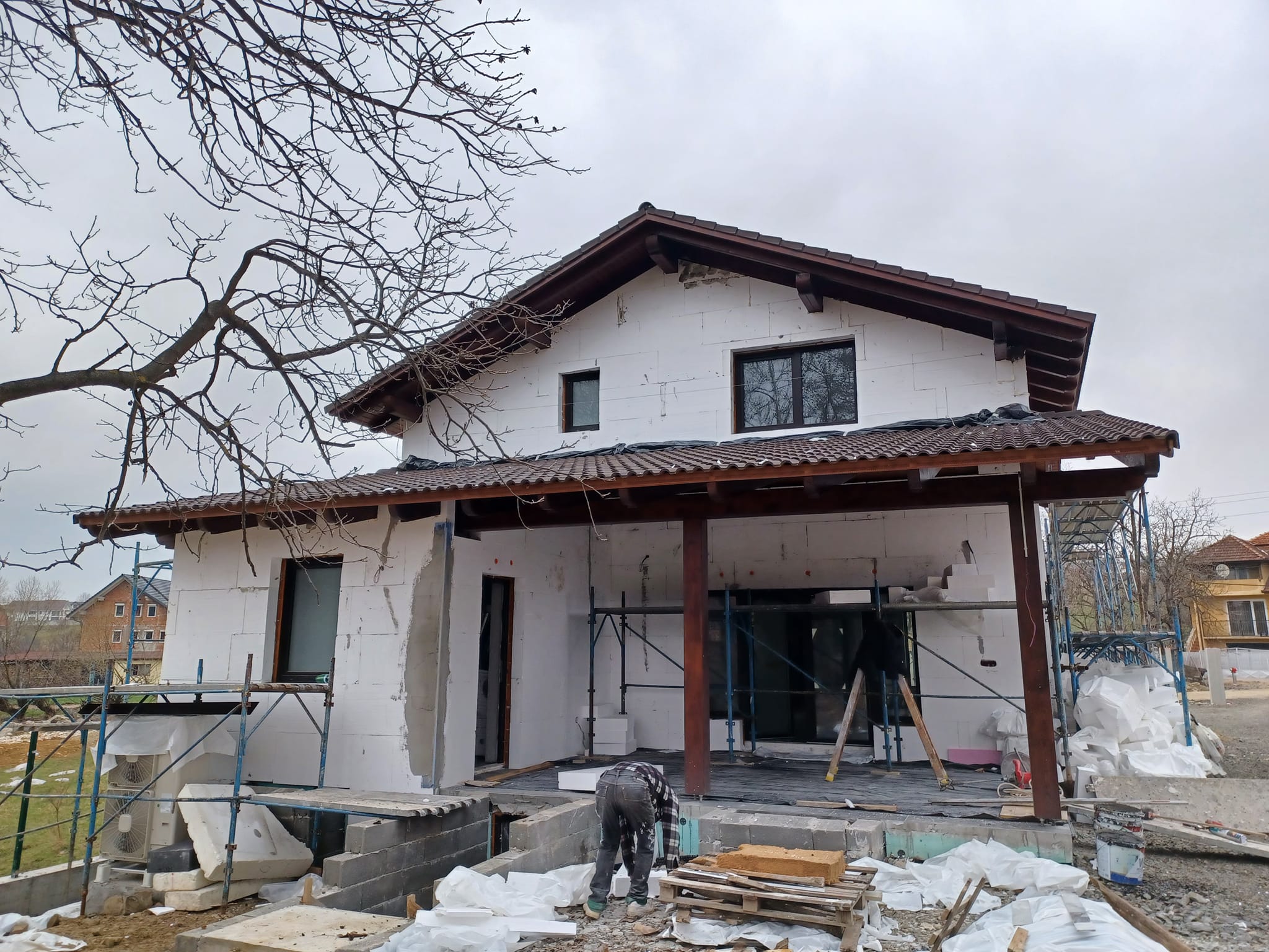 Casă în lucru cu schele - tencuieli exterioare Satu Mare