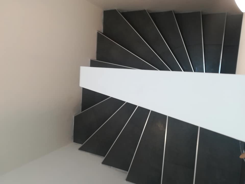 Scări spirale gresie gri - vedere de sus